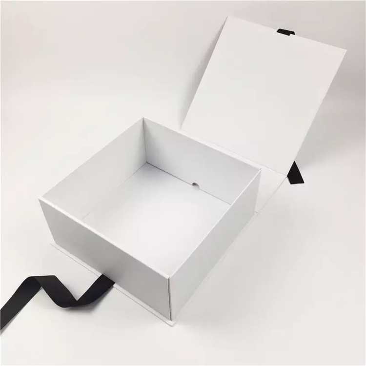 подарочная бумажная коробка с ленточным бантом