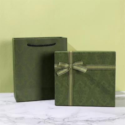 Заводские зеленые большие подарочные коробки со сменной лентой
